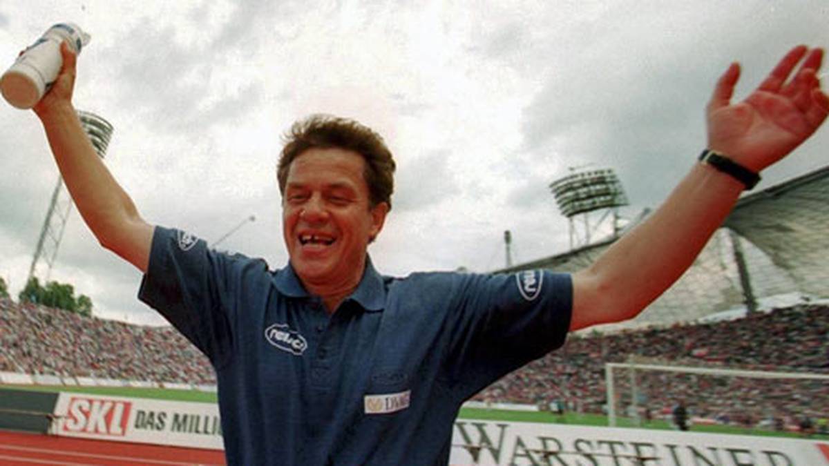 Besonders süß schmeckt dabei Lauterns 1:0-Triumph beim Saisonstart in München. Rehhagel feiert diesen ausgelassen an seinem ehemaligen Arbeitsplatz, dem Münchner Olympiastadion. Später sagt er: "Es gibt einen Fußballgott - und der sieht alles. Die Rechnung kommt immer, manchmal gleich, manchmal ein wenig später"