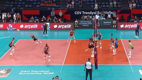 Die deutschen Volleyballerinnen erwischen einen krachenden Fehlstart in die EM. Im ersten Satz liegt das DVV-Team früh mit 1:7 zurück - und die entscheidende Wende bleibt im gesamten Spiel aus.