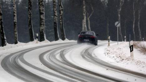 Keine Hektik bei winterlichen Straßenverhältnissen: Hat es geschneit, planen Autofahrer lieber mehr Zeit als sonst für ihre gewohnten Strecken ein