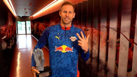 Peter Gulacsi von RB Leipzig blieb in der vergangenen Saison in 14 Partien ohne Gegentor. Kein anderer Torhüter konnte eine bessere Bilanz vorweisen und damit geht die Auszeichnung der Weissen Weste an den RB-Torhüter.