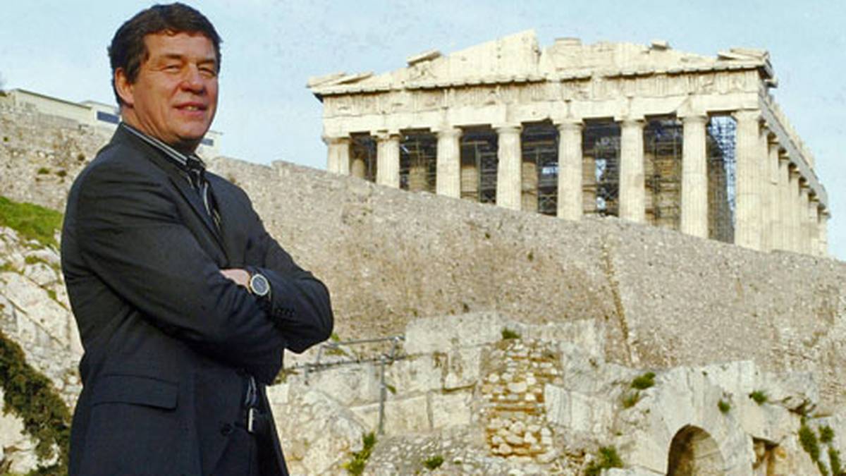 Doch am 30. September 2000 tritt Rehhagel nach einem schwachen Saisonstart und massiven Fan-Protesten beim FCK zurück. Es ist für zwölf Jahre sein Abschied aus der Bundesliga. Doch schon im Herbst 2001 hat der damals 62-Jährige wieder einen neuen Job - überraschend wird er Nationaltrainer von Griechenland