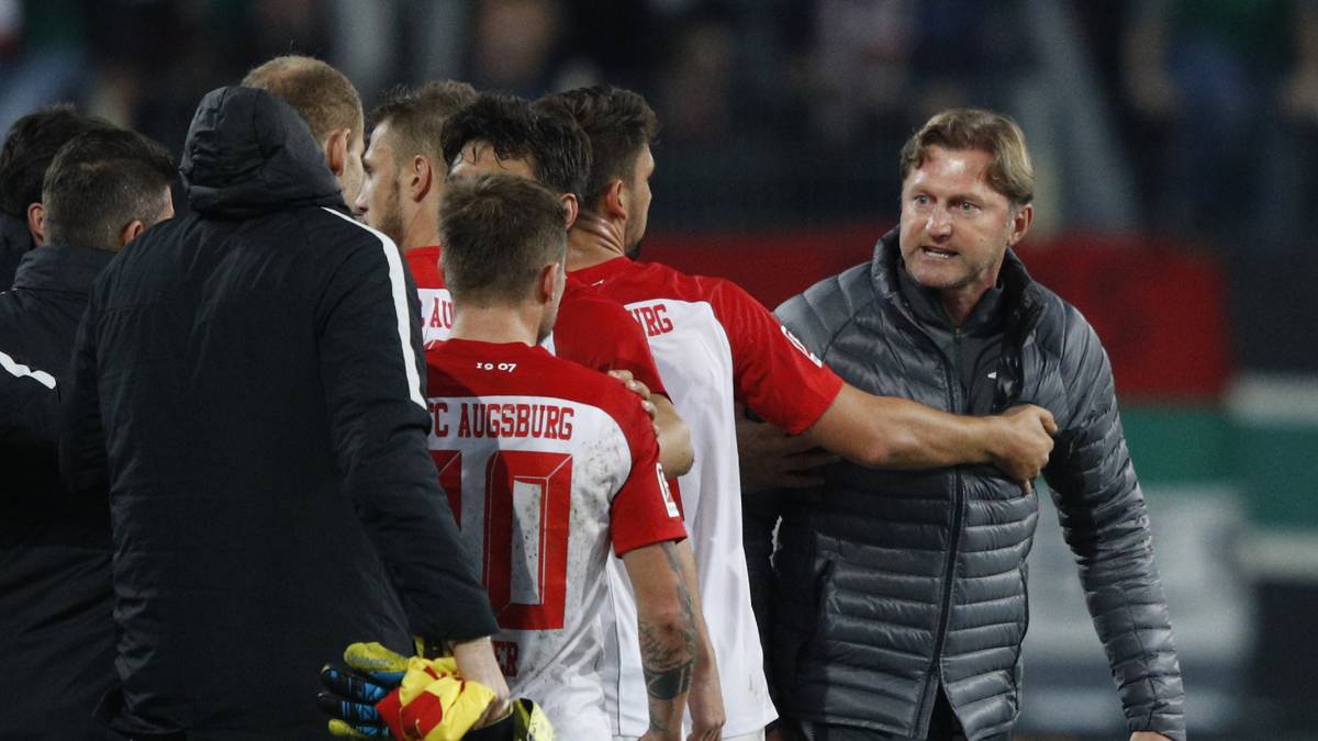 5. SPIELTAG: AUGSBURG - LEIPZIG (1:0). Aufregung nach Spielschluss: Leipzigs Coach Hasenhüttl und Augsburgs Kapitän Baier geraten aneinander. Der lässt sich im Spiel zu einer obszönen Geste gegen die Leipziger Bank hinweißen
