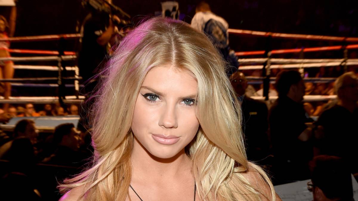 Charlotte McKinney, bekannt geworden durch einen sinnlichen Burger-Werbespot beim Super Bowl, präsentiert ihre Reize