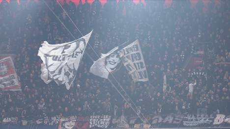 Die Frankfurter Fans pesteten gegen Bayerns Ehren-Präsidenten Uli Hoeneß. Dieser hatte sich im STAHLWERK Doppelpass bei SPORT1 kritisch über die Frankfurter Fanszene geäußert. 