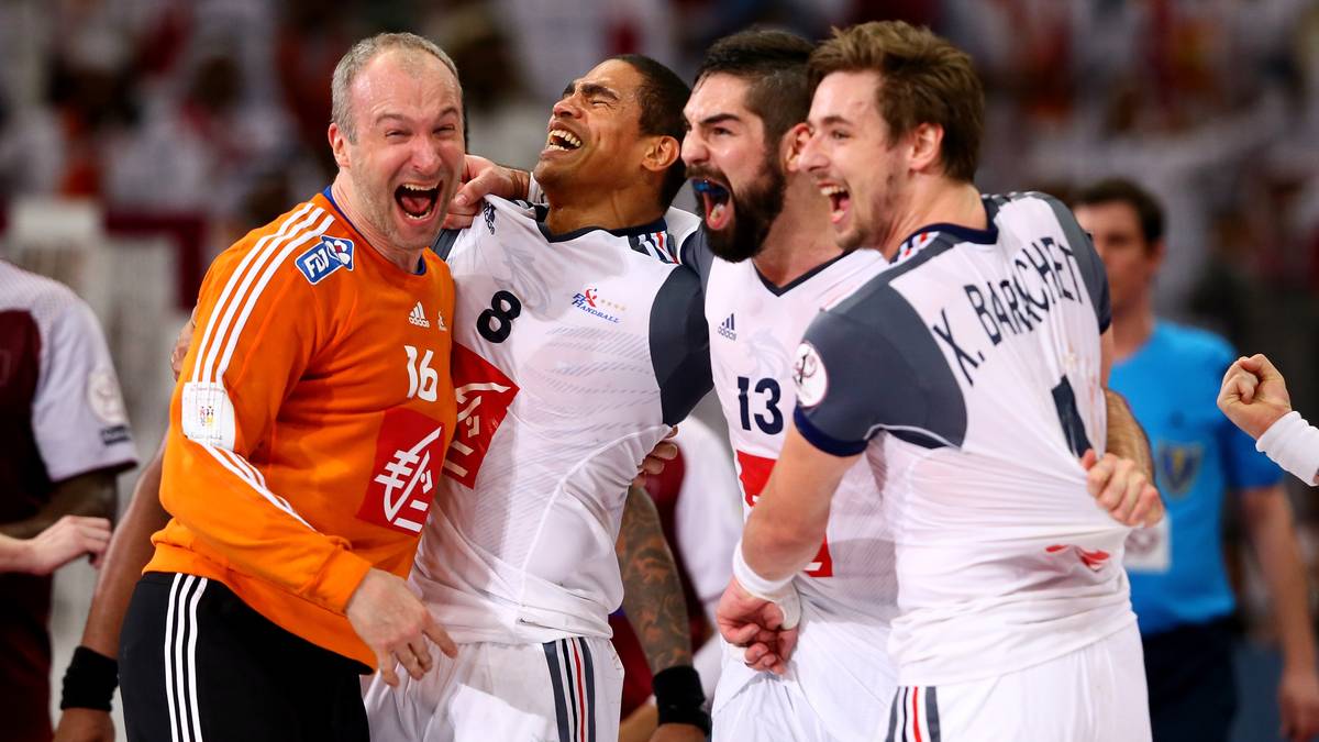 2015, FRANKREICH: Und wieder die Franzosen. Im Finale gegen den umstrittenen Gastgeber aus Katar setzen sich Thierry Omeyer, Daniel Narcisse, Nikola Karabatic und Xavier Barachet (v.l.n.r.) & Co. mit 25:22 durch. Torwart Thierry Omeyer wird im Alter von 38 Jahren zum ersten Mal MVP eines WM-Turniers 