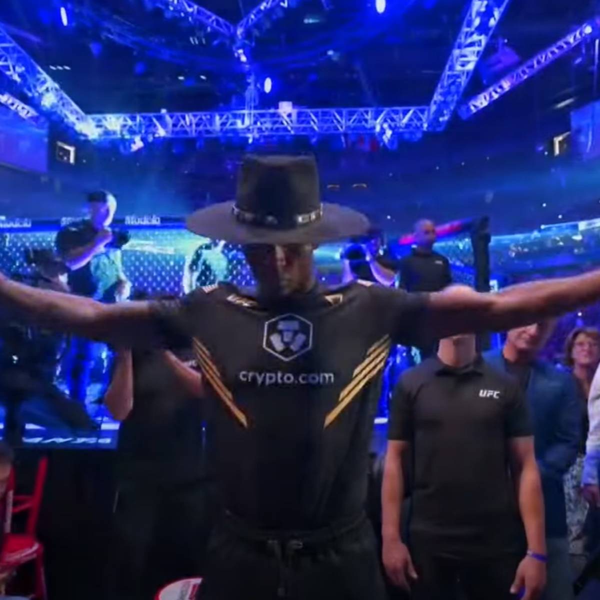 Israel Adesanya verteidigt seinen Titel im Mittelgewicht. Der UFC-Star begeistert die Fans aber nicht nur im Ring - sondern auch mit einer Hommage an eine WWE-Legende. 