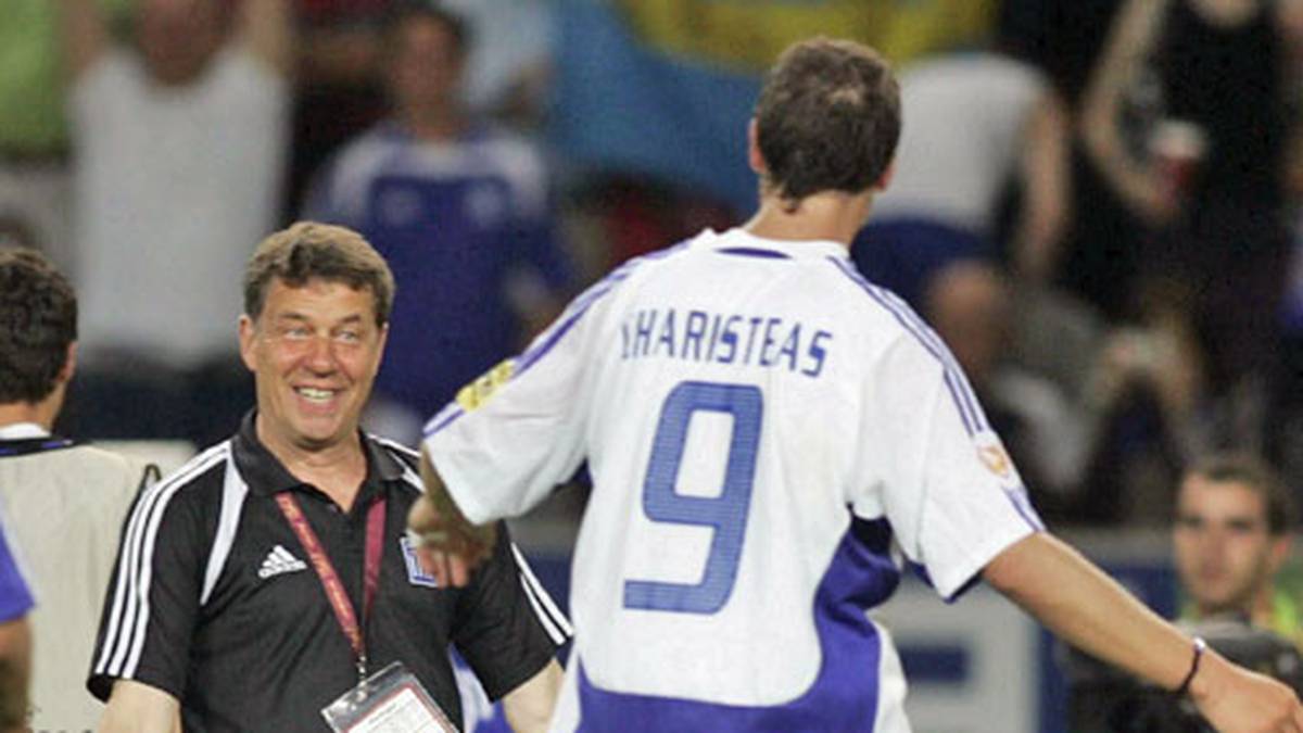 Heute vor 15 Jahren, es ist der 4. Juli 2004: Das nächste Märchen nimmt seinen Lauf. Rehhagel bringt die bis dato international zweitklassigen Griechen um Stürmer Angelos Charisteas auf Kurs ...