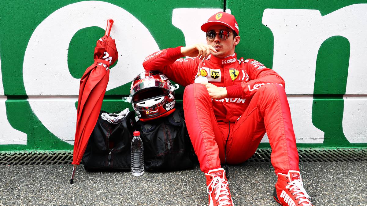 Ferrari-Pilot Charles Leclerc liefert den Fotografen ein gutes Motiv. Der Monegasse setzt sich auf den Boden und konzentriert sich vor dem Rennen noch einmal