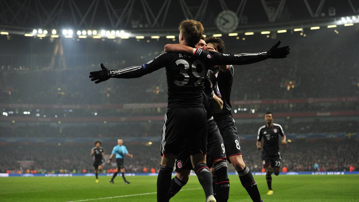 Acht Jahre säter treffen sich beide Teams wieder. Im Februar 2013 aber nicht mehr im Highbury, sondern im neuen Emirates Stadium. Toni Kroos ist's egal, er ist einer der drei Torschützen der Bayern beim 3:1-Auswärtssieg im Achtelfinal-Hinspiel