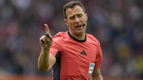 Felix Zwayer mit erhobenem Zeigefinger