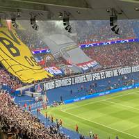 Die Fans von Paris Saint-Germain präsentieren vor dem Halbfinal-Rückspiel gegen Dortmund eine interessante Choreo. Diese gefällt den BVB-Anhängern nicht sonderlich.