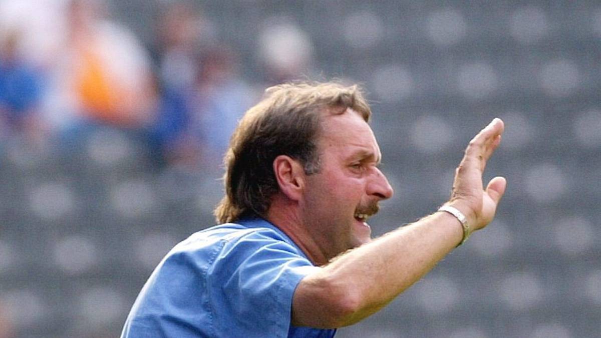 PLATZ 9 - PETER NEURURER: Es sollte eine kurze Liaison werden - Neururer und Hertha BSC. Für zwölf Spiele coacht er 1991 die Hertha. Darunter eine 3:7-Pleite gegen Bayern München - und die entscheidende Szene auf der anschließenden Pressekonferenz