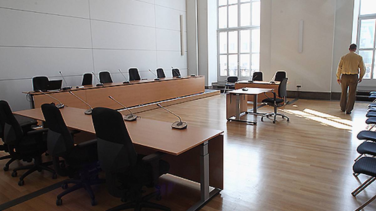 7. März 2014: Journalisten wird ein Einblick in den Saal 134 im Münchner Justizpalast gewährt. Hier wird Hoeneß auf der linken Seite Platz nehmen, ihm direkt gegenüber die Staatsanwaltschaft. In der Mitte stehen Tisch und Mikro für die vier geladenen Zeugen