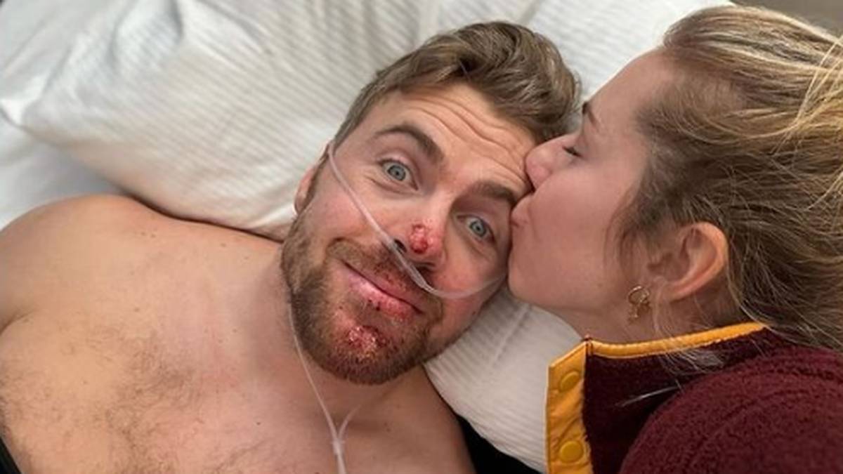 Ski-Star Kilde wird von seiner Freundin Mikaela Shifftrin mit einem Kuss aufgemuntert