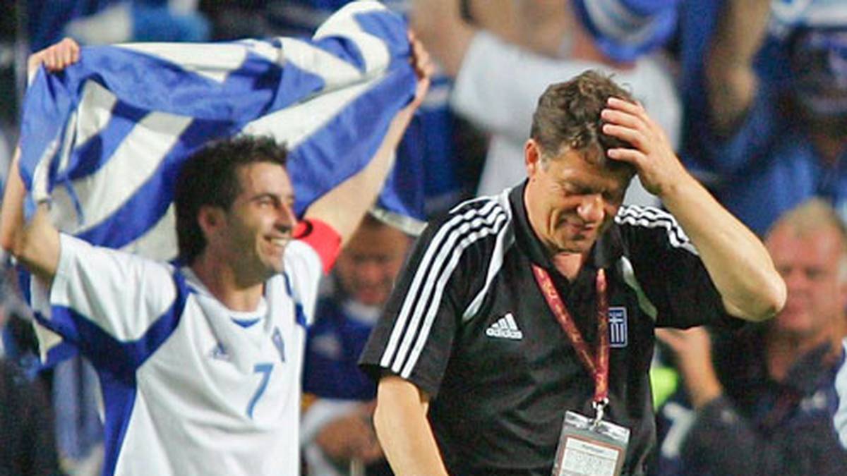 ... und führt den krassen Außenseiter sensationell zum Europameistertitel 2004. Den Erfolg kann "Rehakles" selbst kaum fassen. Sein Erfolgsrezept? "Die Griechen haben die Demokratie erfunden. Ich habe die demokratische Diktatur eingeführt"