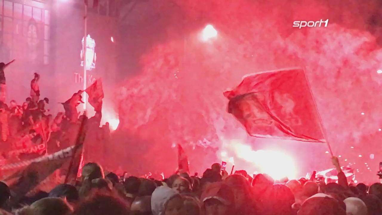 Die Fans des FC Liverpool feierten an der Anfield Road den Titelgewinn der Reds