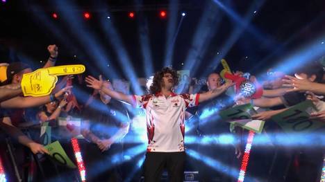 Damon Heta ist für seine schrillen Walk-ons bekannt. Bei den European Darts Championship in Dortmund läuft der Australier als Wolfgang Petry ein.