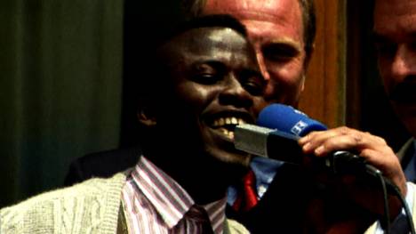 Sammy Kuffour gilt bis heute als Kultfigur und Vereinslegende des FC Bayern. Seine Leistungen schwankten zwischen Weltklasse und Inkonstanz. Doch seine Art war immer ein Volltreffer. Jetzt wird er 50 Jahre alt.