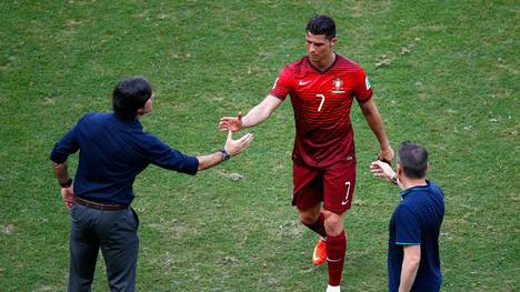 Bundestrainer Joachim Löw schüttelt Portugals Superstar Cristiano Ronaldo die Hand