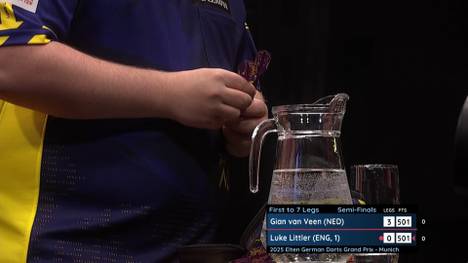 Luke Littler scheitert an Gian van Veen im Halbfinale des German Darts Grand Prix und experimentiert während des Matches an seinen Darts - was letztendlich das Aus bedeutet.