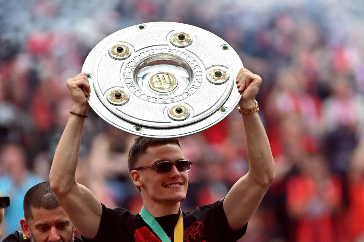 Wer hätte das gedacht? Der Serienmeister aus Bayern wird abgelöst, der neue Champion kommt aus Leverkusen. Dabei zaubern sich Alonso und Co. ungeschlagen zur Meisterschaft und fertigen den Rivalen aus München ab.