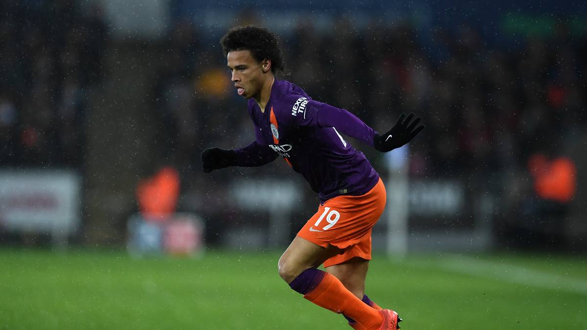 Sané selbst lässt sich bislang nicht in die Karten schauen und gibt sich zögerlich. Nach Angaben von Familienangehörigen und Freunden will er eher in seinem gewohnten Umfeld in Manchester bleiben