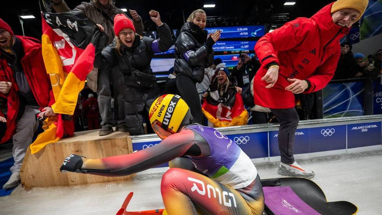 Gina Lückenkemper (rote Mütze) bejubelt die Goldmedaille von Rodlerin Julia Taubitz
