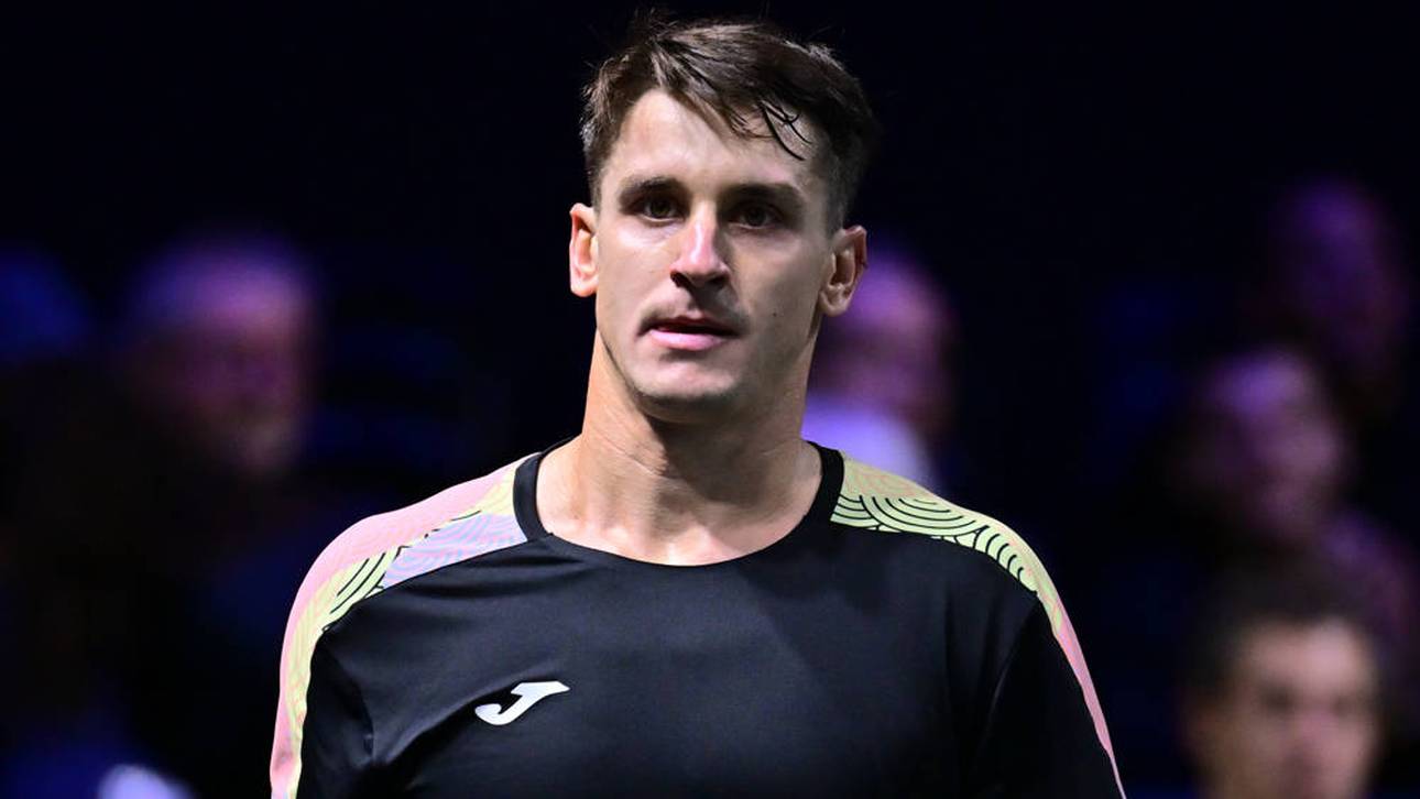 Profi schneidet sich im Match Haare