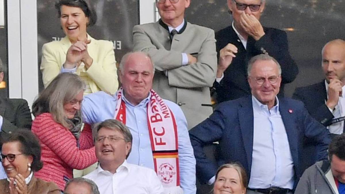 Hoeneß, der immer eine ganz besondere Beziehung zum Franzosen hat, kann seine Tränen nicht mehr zurückhalten