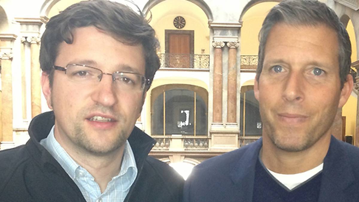 10. März: "Das Strafverfahren Ulrich H.", wie es offiziell heißt, startet. Mehr als 400 Journalisten bemühten sich um eine Akkreditierung für den Prozess, 49 wurden zugelassen. Für SPORT1 sind Mathias Frohnapfel (l.) und Christian Ortlepp vor Ort