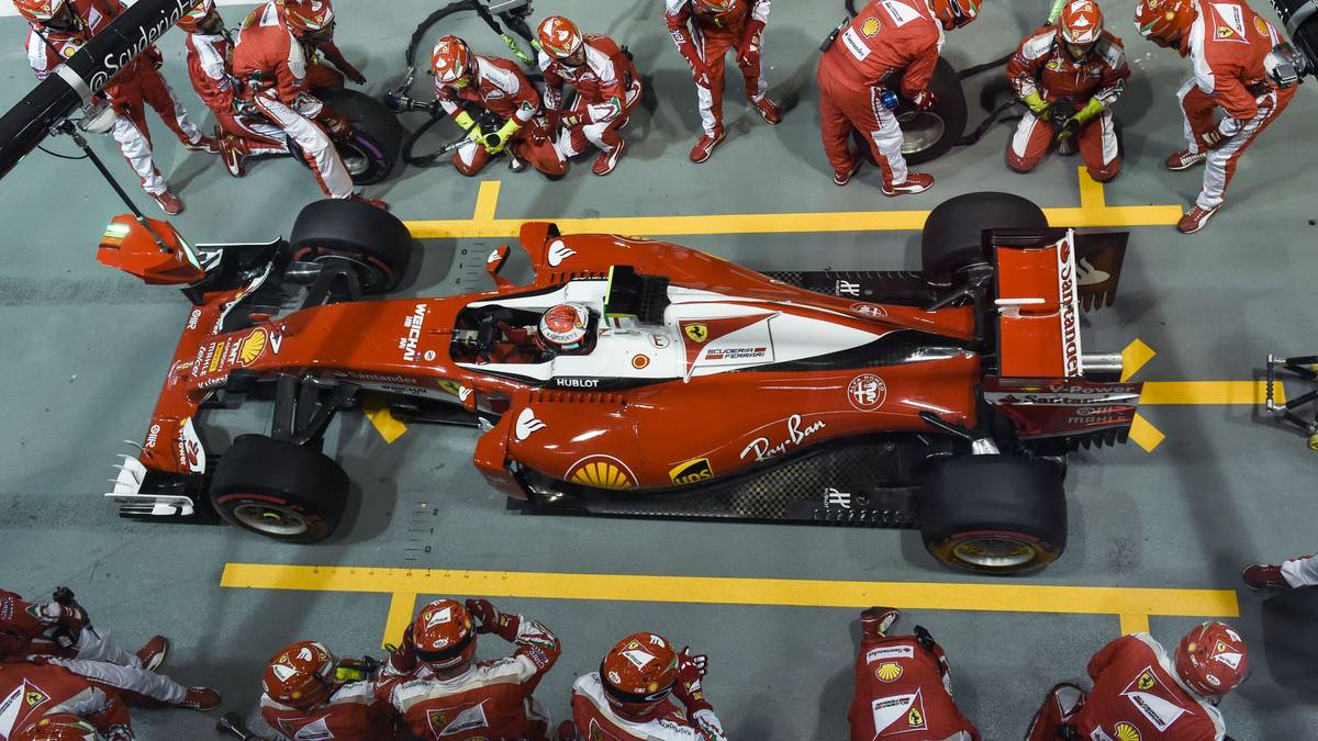14 Runden vor Schluss verkalkuliert sich die Scuderia dann beim Boxenstopp: Nach einem Halt Räikkönens kann sich Hamilton am Finnen wieder auf Platz 3 vorbeischieben. Dabei bleibt es bis zum Ende