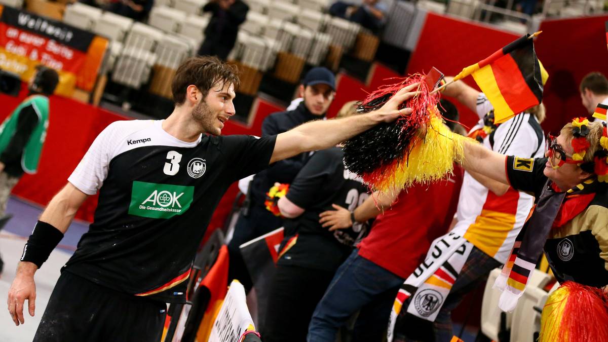 Am Ende steht ein 28:23-Sieg für Deutschland. Damit ist das Achtelfinale sicher und auch der Gruppensieg in greifbarer Nähe. Kapitän Uwe Gensheimer feiert mit den Fans des DHB-Teams in der Halle