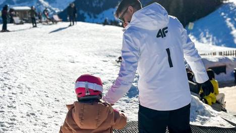 Gemeinsam mit seiner Frau Anna und den beiden Töchtern verbrachte Bayern-Star Robert Lewandowski das Wochenende beim Skifahren.