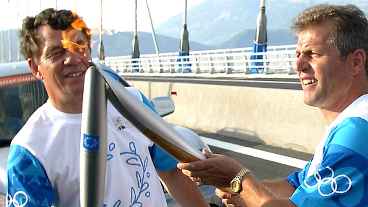 "Rehakles" hat nach dem EM-Coup sogar die große Ehre, die Olympische Flamme auf ihrem Weg zu den Spielen in Athen ein Stück zu tragen. Von Kritik an seiner defensiven Spielweise lässt sich Rehhagel nicht aus der Ruhe bringen: "Modern spielt, wer gewinnt"