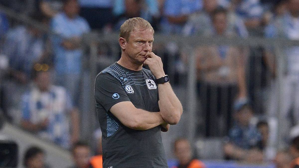 Doch Fröhling muss mit ansehen, wie sein Team völlig von der Rolle agiert. Bis weit in die zweite Halbzeit hinein läuft bei 60 nix zusammen