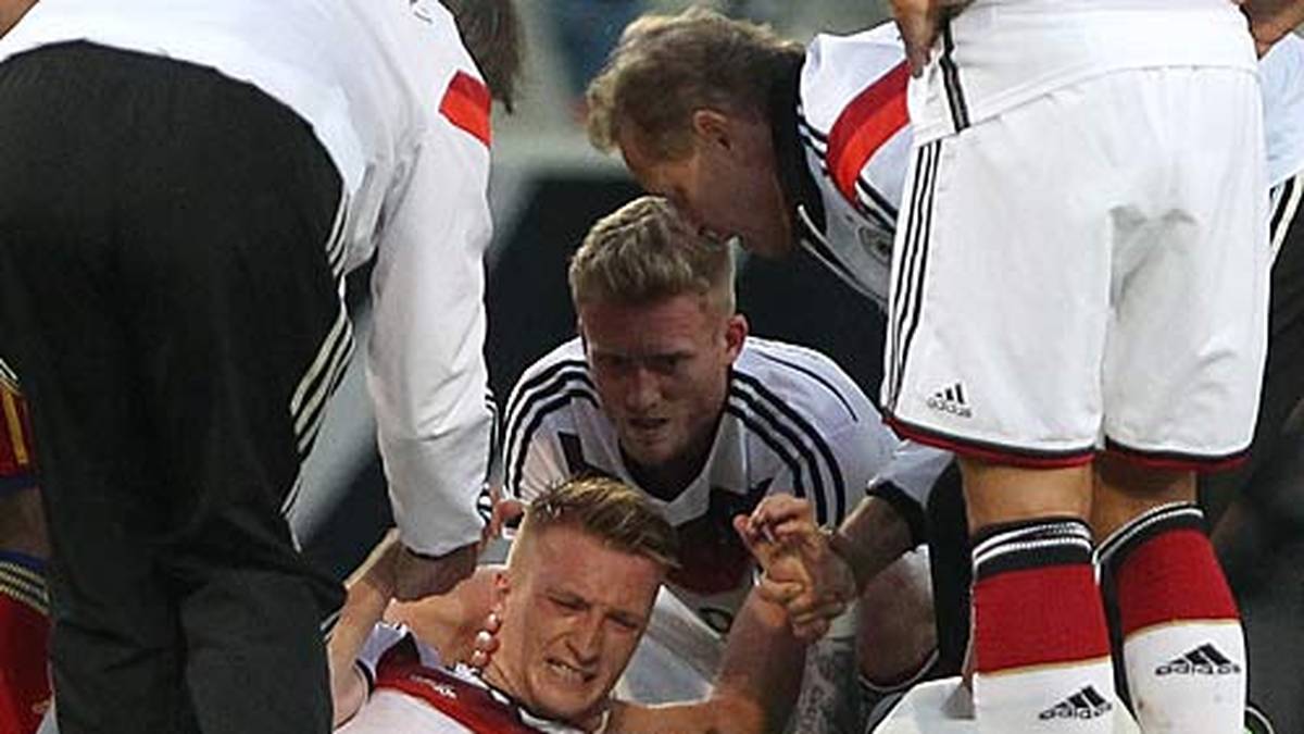 Noch bitterer traf es Reus im Juni 2014: Im letzten Test vor der WM gegen Armenien wurde er gefoult und zog sich einen Syndesmosebandanriss zu. Er fiel damit für die WM aus - es war Reus' schlimmste Verletzung in seiner Karriere