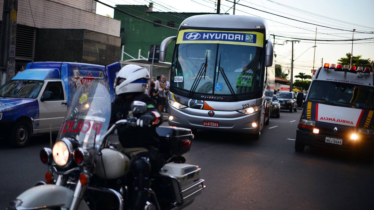 Banditen rauben Mannschaftsbus aus