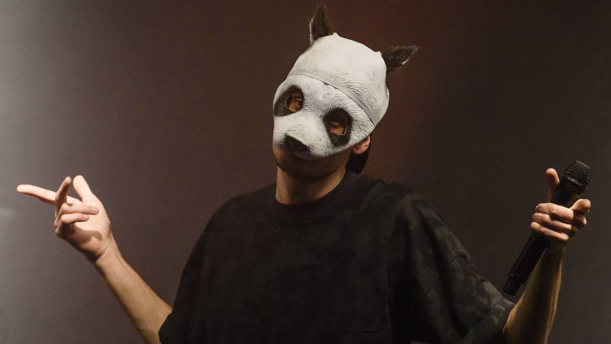 Auch die Showacts werden die Zuschauer von den Sitzen reißen. Rapper Cro, der Mann mit der Pandamaske, ist der Senkrechtstarter der deutschen Musikszene der vergangenen Jahre 