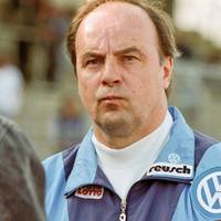 Der auch als „Zick-Zack-Roggensack“ bekannt gewordene langjährige Bundesliga-Trainer Gerd Roggensack ist tot.