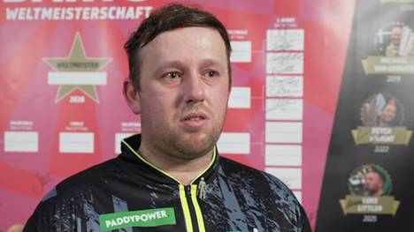 Callan Rydz siegt dramatisch gegen den Nordiren Daryl Gurney und wirkt im SPORT1-Interview anschließend immer noch emotionalisiert. 