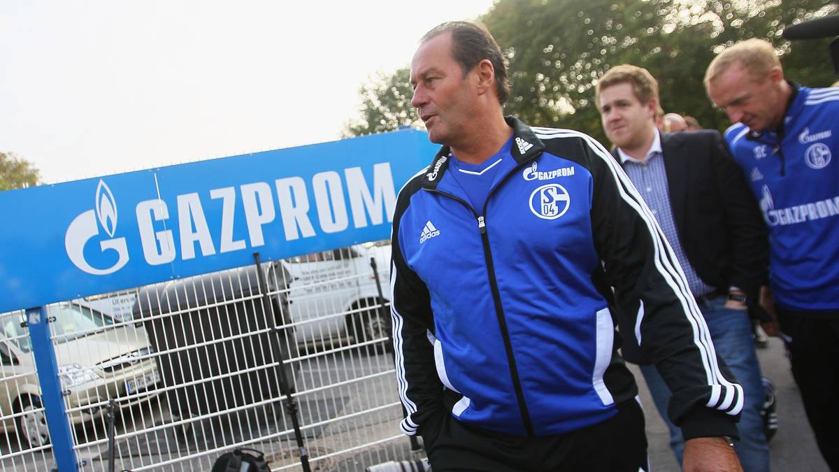 Stevens übernahm bei Schalke, führt den Klub auf Platz 3 und in die Champions League. In der Saison darauf musste er nach einer Niederlagenserie Jens Keller weichen. Später wird sein Weg zurück in die Bundesliga noch einmal über SPORT1 führen ...