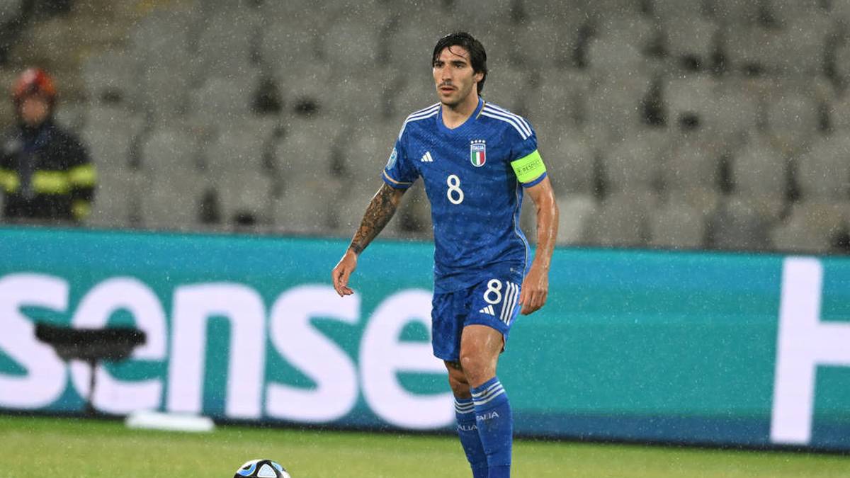 Das definitiv absurdeste Fehlen bei der EM! Weil Tonali in einen Sportwetten-Skandal in Italien involviert war und seit dem vergangenen Oktober eine zehnmonatige Sperre absitzen muss, darf er nicht an einem UEFA-Wettbewerb teilhaben. Und: Das Urteil könnte gar noch ausgeweitet werden…