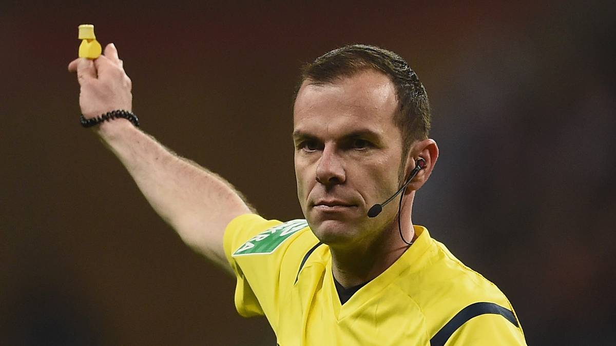 über Schiedsrichter Marco Fritz. Der hat die Partie aber im Griff. Und Schaaf hat sich schnell auch wieder beruhigt