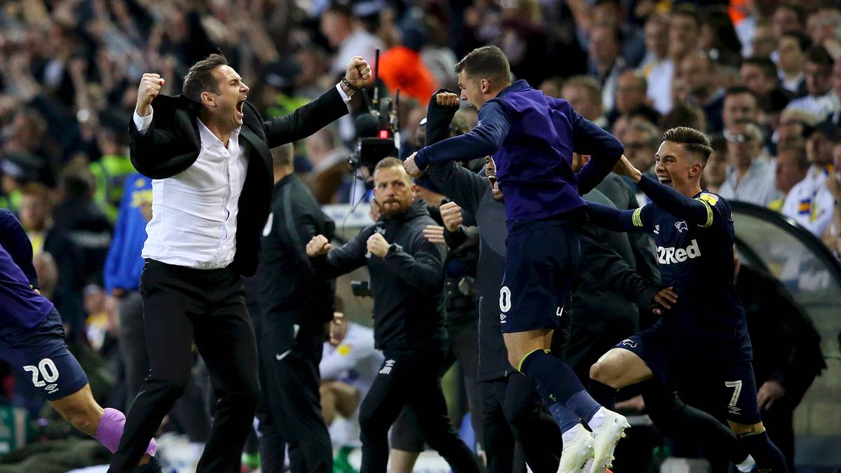 In der Saison 2018/19 startet Lampard seine Trainerkarriere. Er übernimmt das Zweitligateam von Derby County und führt es in der ersten Saison auf den 6. Platz, der zur Teilnahme an den Aufstiegsplayoffs berechtigt. Nach dem Sieg im Halbfinale über Leeds United brechen auch beim Coach-Neuling (l.) alle Dämme