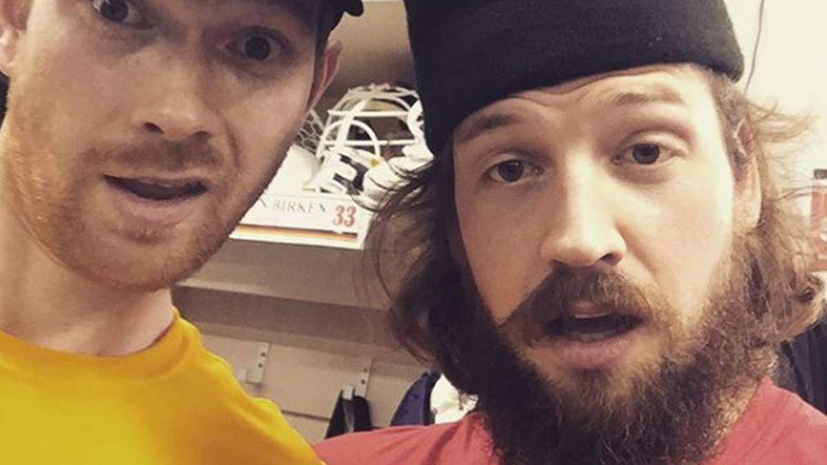 Pielmeier und Aus den Birken sind auf dem Eis Konkurrenten um den Platz im Tor. Privat verstehen sie sich augenscheinlich gut und sind für jeden Spaß zu haben