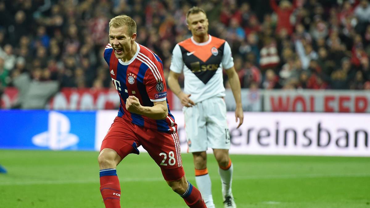HOLGER BADSTUBER: Der Innenverteidiger wird nach dem Spiel von den Fans gefeiert. Zweieinhalb Jahre nach seinem letzten Startelf-Einsatz in der Champions League wirkt Badstuber, als sei er nie weg gewesen. Das Kopfballtor zum 5:0 ist die Krönung seiner Leistung. Vorstandsboss Karl-Heinz Rummenigge erklärt Badstuber zu seinen persönlichen Helden. SPORT1-Note: 1,5 