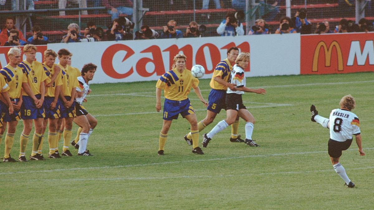 Erst im Halbfinale endet der schwedische Traum vom Titelgewinn im eigenen Land. Der spätere Vize-Europameister Deutschland gewinnt 3:2 - auch dank eines denkwürdigen Freistoßtreffers vom Thomas Häßler 