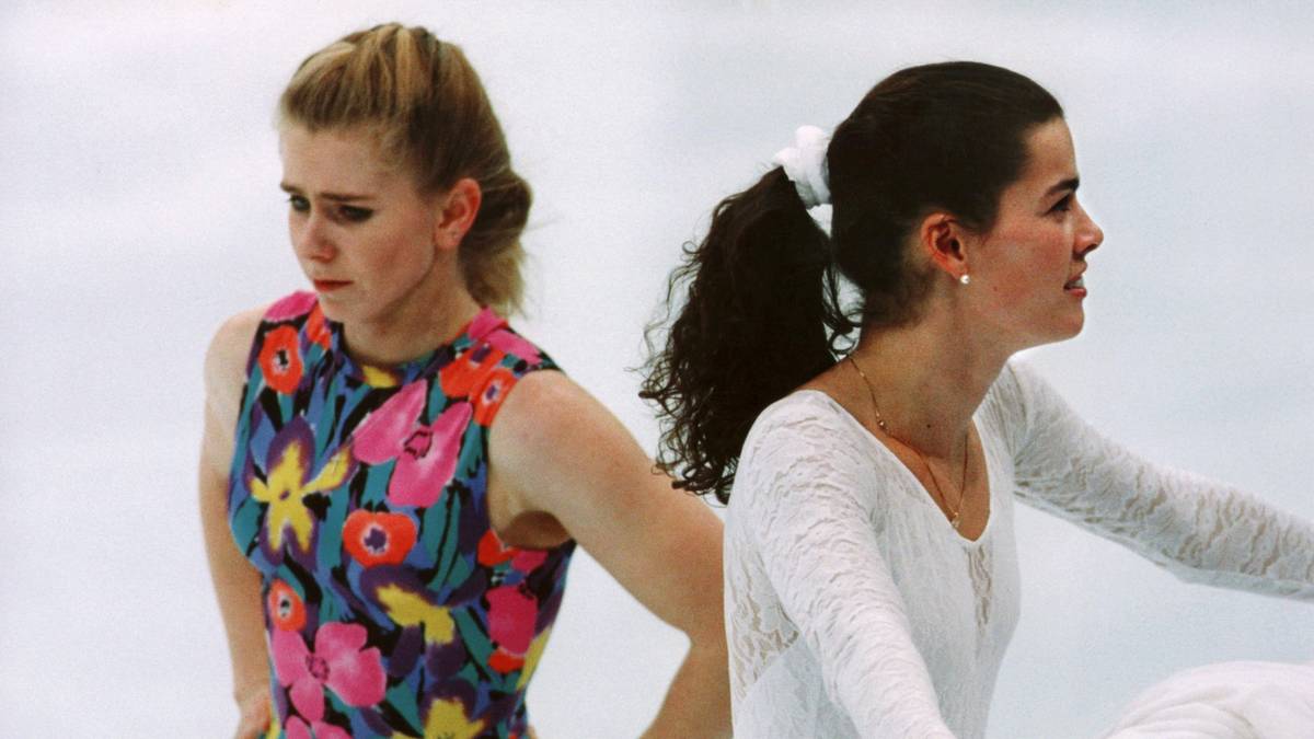 Der Bodyguard und der Ehemann von US-Eiskunstläuferin Tonya Harding (links) lassen ein Attentat auf deren Konkurrentin Nancy Kerrigan (rechts) ausüben, damit diese bei Olympia 1994 in Lillehammer keine Chance auf die Goldmedaille hat. Der Angreifer schlägt mit einer Eisenstange auf Kerrigans Knie ein. Nachdem alles auffliegt, wird Harding lebenslang gesperrt