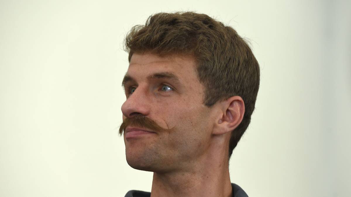 Ungewohnte Haarpracht im Gesicht von Thomas Müller: Der sonst glattrasierte Bayern-Stürmer präsentiert sich auf dem Medientag der deutschen Nationalmannschaft in Ascona mit einem Schnurrbart