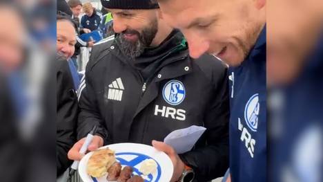 Beim öffentlichen Training auf Schalke sorgen Content Creator für Aufsehen. Auf einem Minigrill bereiten sie Cevapcici vor - mit Erfolg. Sogar Neuzugang Edin Dzeko kann die Finger nicht davon lassen.